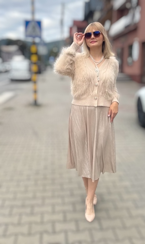 Beżowy sweter z ozdobnym futerkiem zapinany na guziki