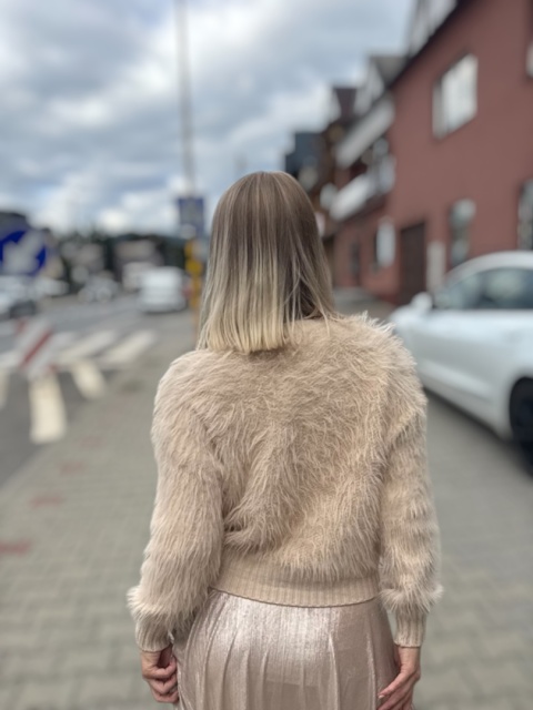 Beżowy sweter z ozdobnym futerkiem zapinany na guziki