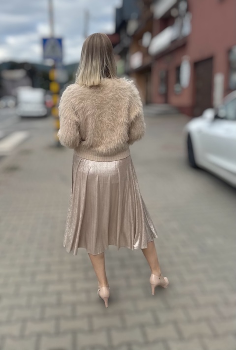 Beżowy sweter z ozdobnym futerkiem zapinany na guziki