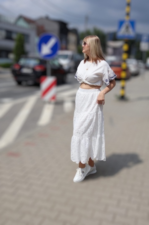 Biała, ażurowa, rozkloszowana spódnica maxi