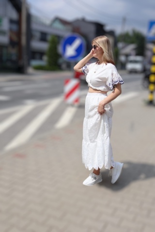 Biała, ażurowa, rozkloszowana spódnica maxi