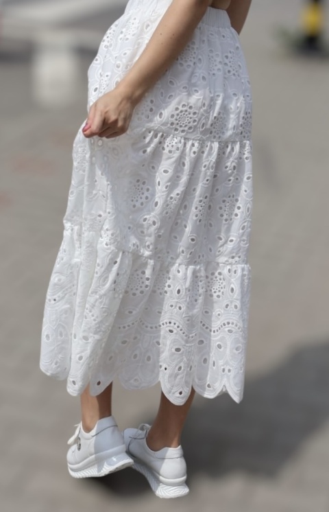 Biała, ażurowa, rozkloszowana spódnica maxi
