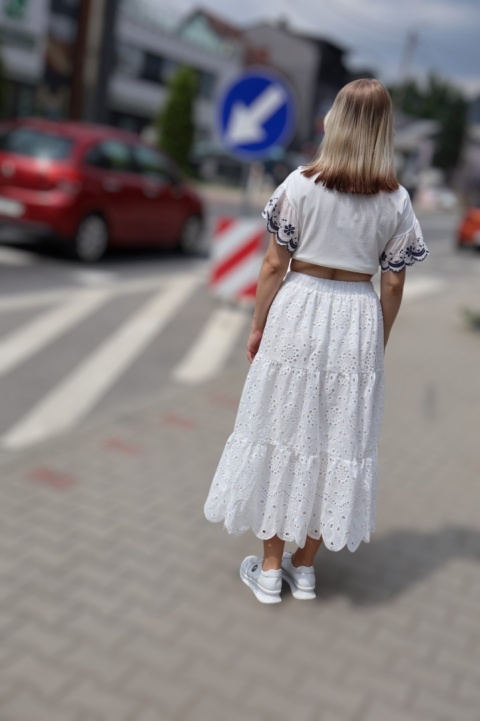 Biała, ażurowa, rozkloszowana spódnica maxi