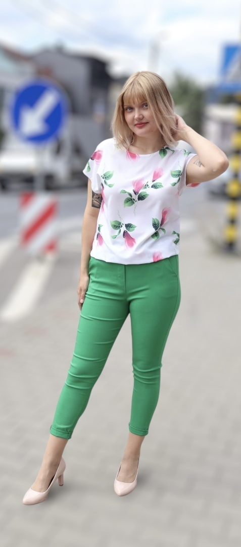 Bluzka damska w kwiaty na białym tle – wygodny fason z krótkim rękawem