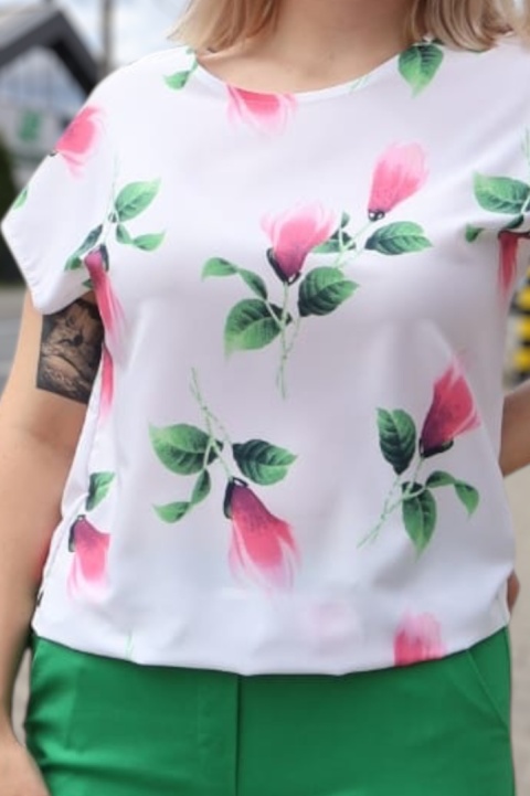 Bluzka damska w kwiaty na białym tle – wygodny fason z krótkim rękawem