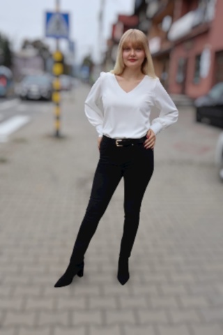 Bluzka z dekoltem w serek, długi rękaw, polski producent, biała