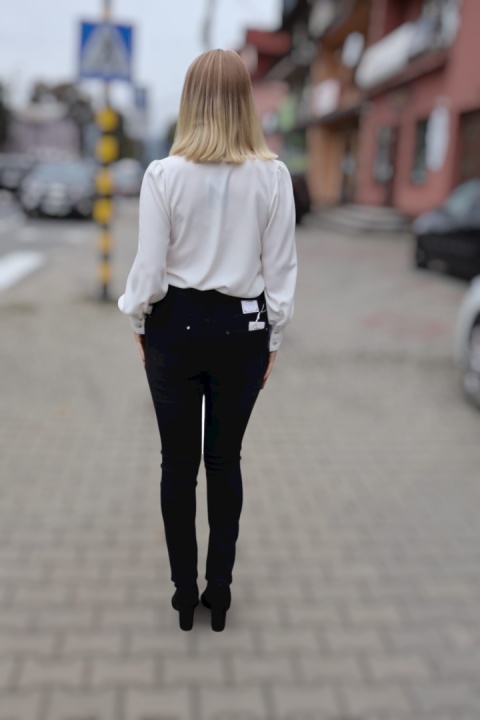 Bluzka z dekoltem w serek, długi rękaw, polski producent, biała