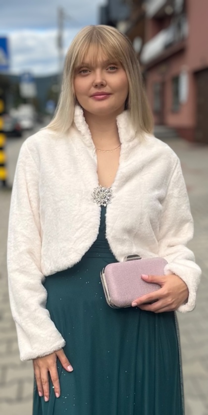 Bolerko futrzane z broszką białe