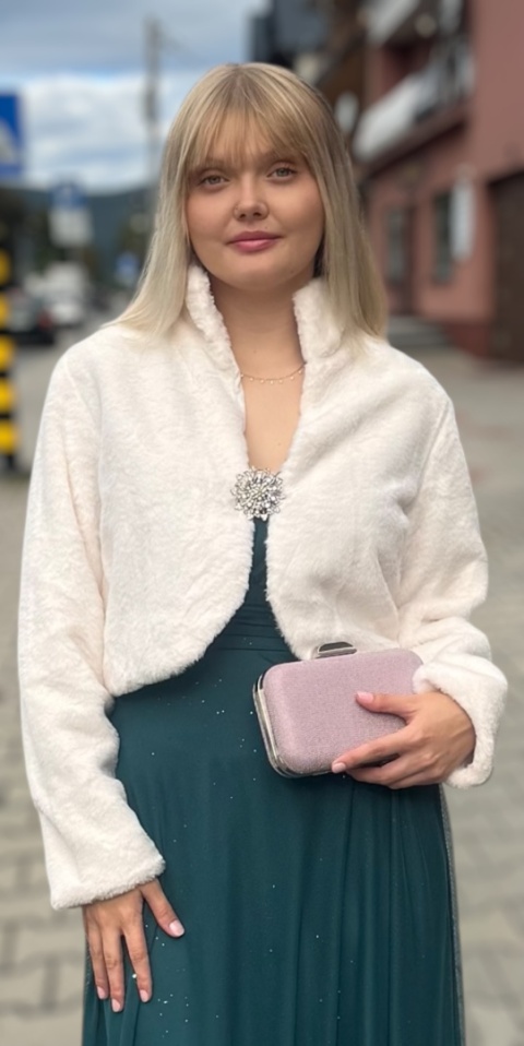 Bolerko futrzane z broszką białe