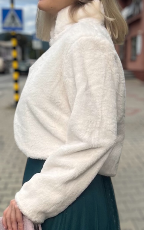 Bolerko futrzane z broszką białe