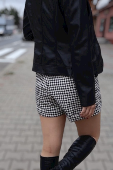 Czarno-białe spodenki w pepitkę z ozdobnymi guzikami i kieszeniami