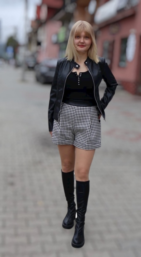 Czarno-białe spodenki w pepitkę z ozdobnymi guzikami i kieszeniami