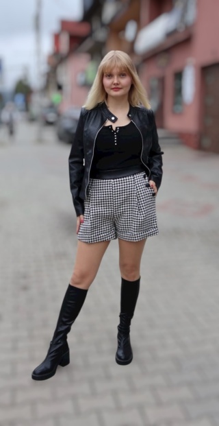 Czarno-białe spodenki w pepitkę z ozdobnymi guzikami i kieszeniami