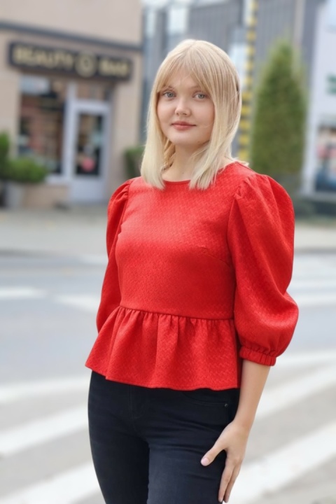 Czerwona bluzka z bufiastymi rękawami i falbaną, rozmiar XS