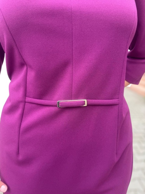 Elegancka klasyczna sukienka z imitacją paska w talii śliwa