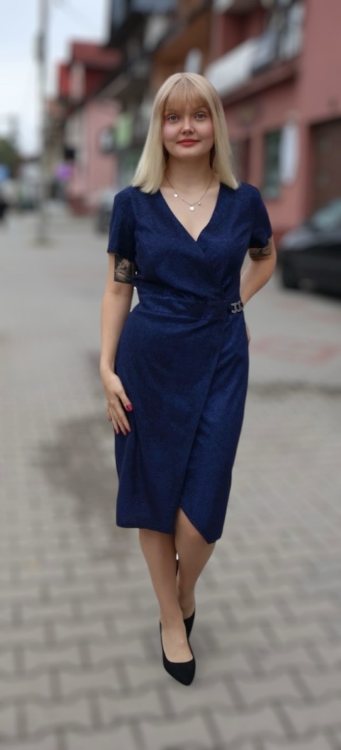 Elegancka sukienka kopertowa, błyszcząca by Vegas collection, krótki rękaw