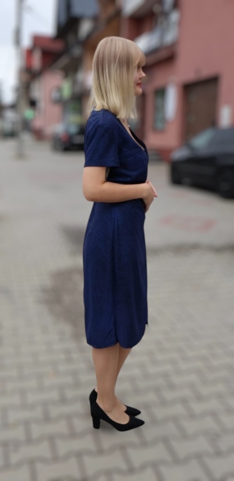 Elegancka sukienka kopertowa, błyszcząca by Vegas collection, krótki rękaw