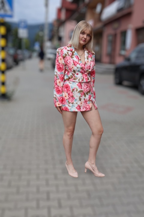 Elegancki komplet w kwiaty krótki żakiet i spódnico spodenki