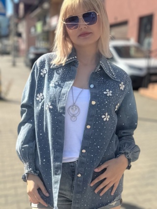 Jeansowa koszula z kryształkami zapinana na guziki