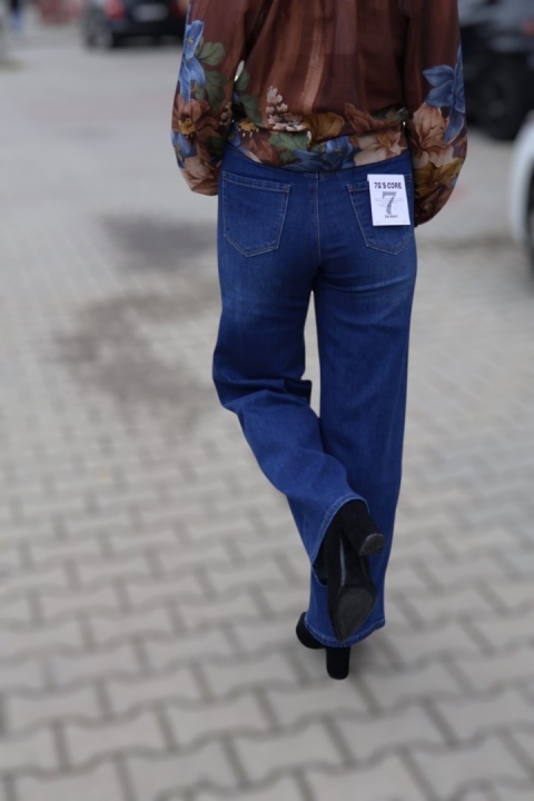 Jeansy damskie z wysokim stanem, szeroka nogawka – klasyczny denim