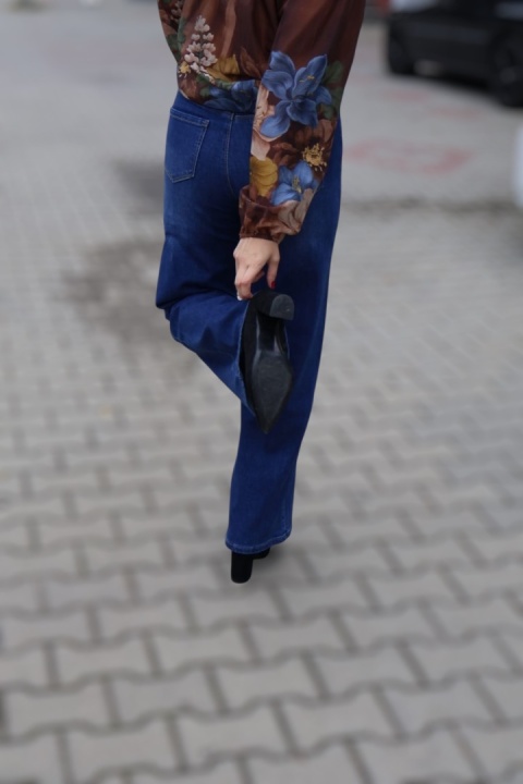 Jeansy damskie z wysokim stanem, szeroka nogawka – klasyczny denim