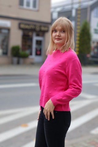 Klasyczny sweterek damski , tłoczony wzór kropki, fuksja