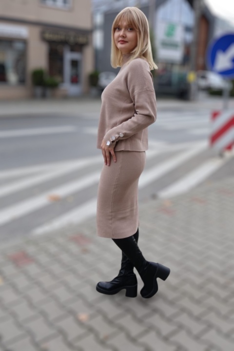 Komplet dzianinowy beż, sweter i spódnica midi