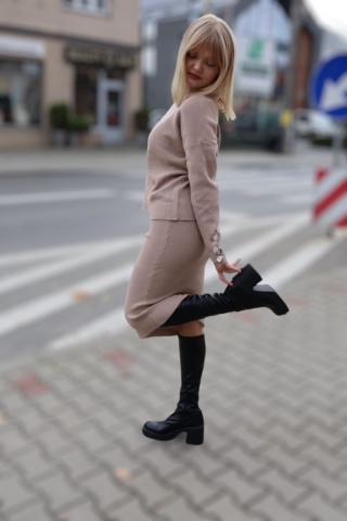 Komplet dzianinowy beż, sweter i spódnica midi