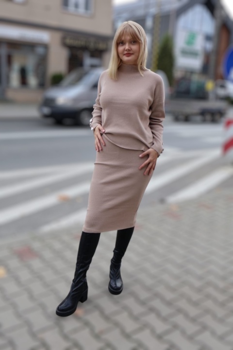 Komplet dzianinowy beż, sweter i spódnica midi