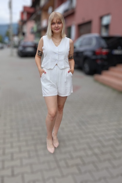 Komplet garniturowy, lniano wiskozowy, kamizelka i spodenki, biały