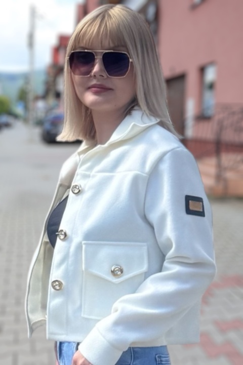 Krótka kurtka damska z ozdobnymi złotymi guzikami