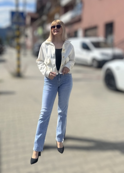 Krótka kurtka damska z ozdobnymi złotymi guzikami