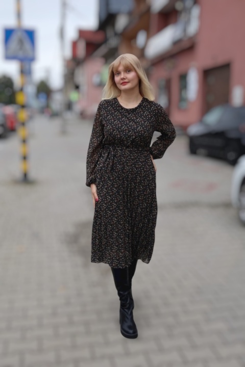 Plisowana sukienka midi w drobne kwiaty z gumką i paskiem w pasie