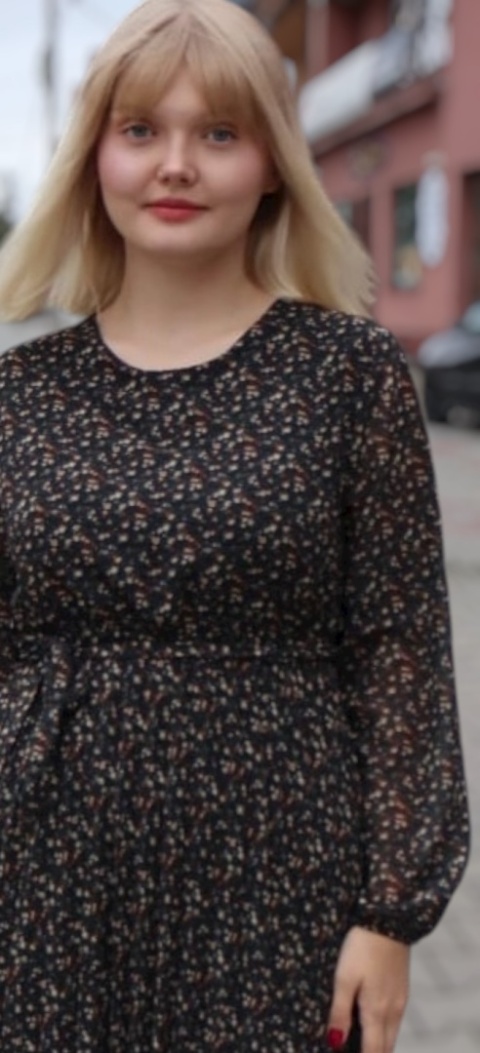 Plisowana sukienka midi w drobne kwiaty z gumką i paskiem w pasie