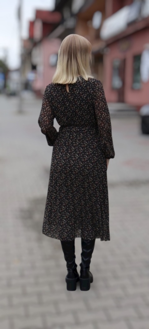 Plisowana sukienka midi w drobne kwiaty z gumką i paskiem w pasie