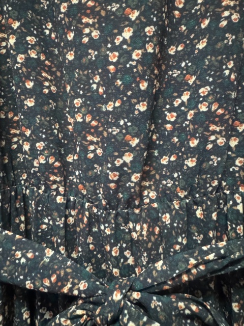 Plisowana sukienka midi w drobne kwiaty z gumką i paskiem w pasie