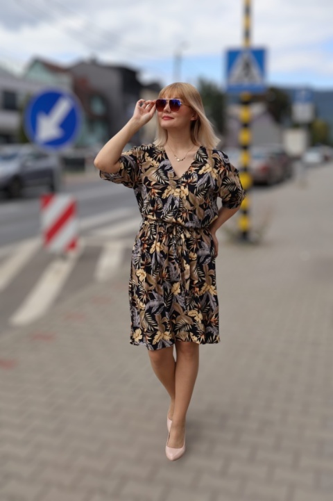 Sukienka wiskozowa, wzór tropikalne liście z dekoltem w serek,krótkie rękawy