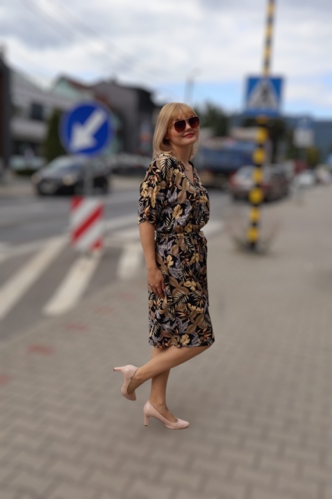 Sukienka wiskozowa, wzór tropikalne liście z dekoltem w serek,krótkie rękawy