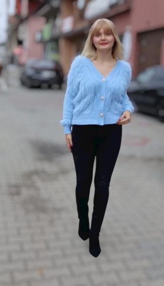 Niebieski sweter z ozdobnym futerkiem zapinany na guziki