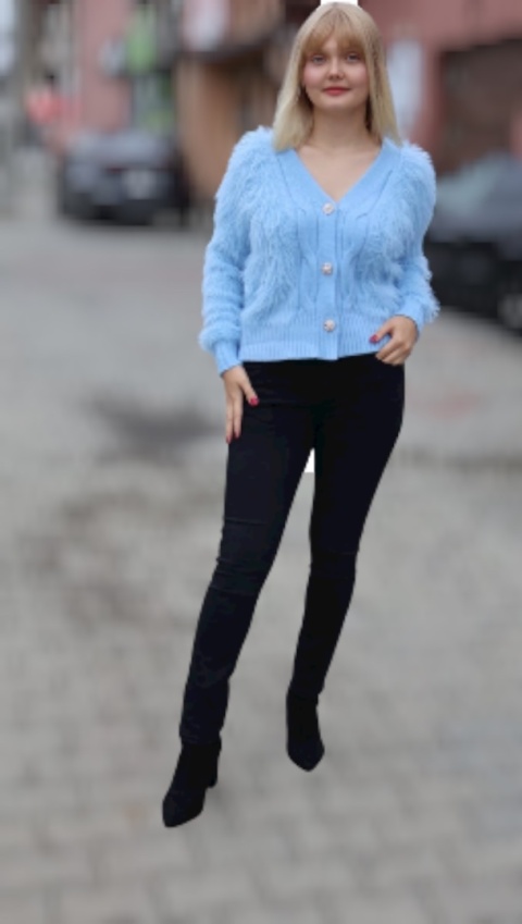 Niebieski sweter z ozdobnym futerkiem zapinany na guziki