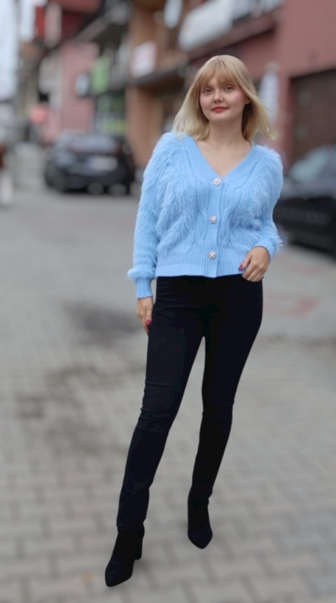 Niebieski sweter z ozdobnym futerkiem zapinany na guziki