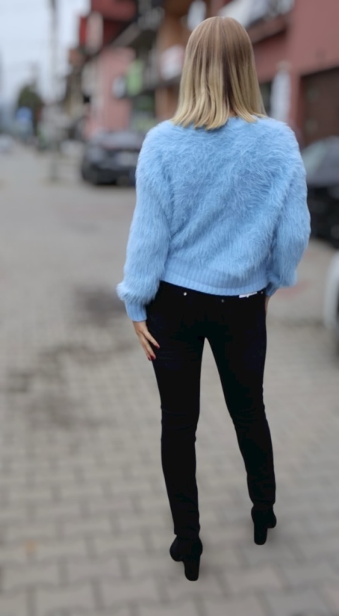 Niebieski sweter z ozdobnym futerkiem zapinany na guziki