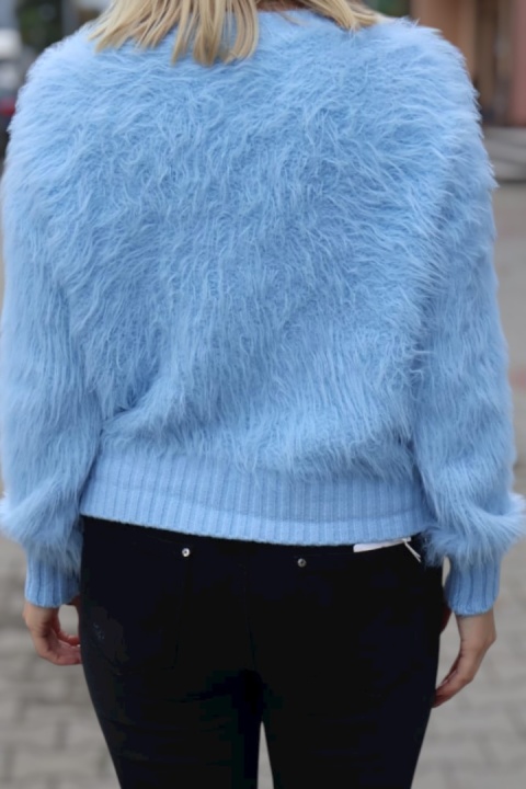Niebieski sweter z ozdobnym futerkiem zapinany na guziki