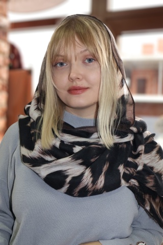 Komplet dzianinowy szary, sweter i spódnica midi