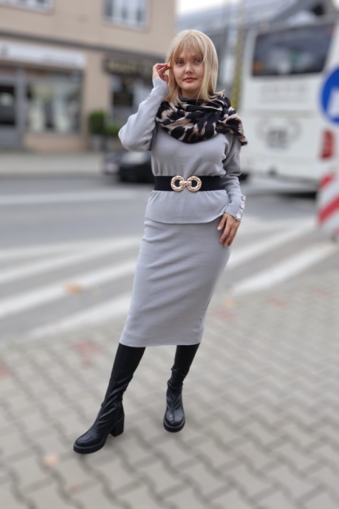 Komplet dzianinowy szary, sweter i spódnica midi