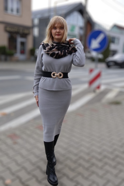 Komplet dzianinowy szary, sweter i spódnica midi