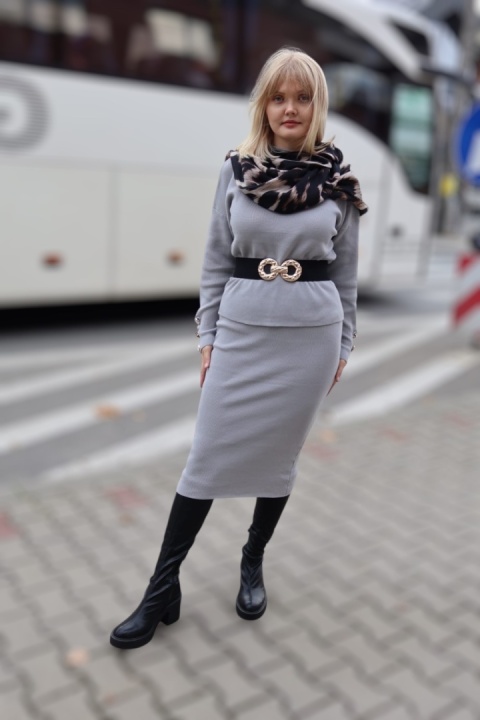 Komplet dzianinowy szary, sweter i spódnica midi