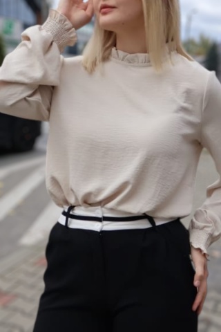 Beżowa bluzka damska z subtelną stójką