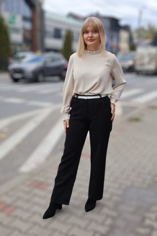 Beżowa bluzka damska z subtelną stójką