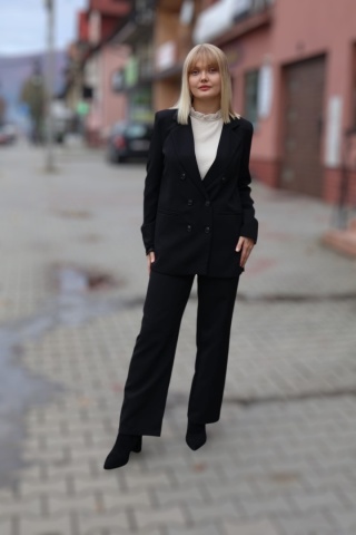 Klasyczny garnitur damski czarny, spodnie z szeroką nogawką